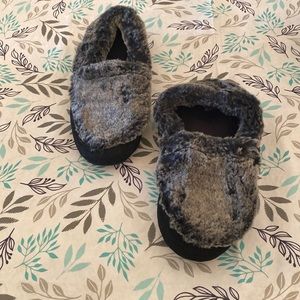 Zealand Slippers Grey Gray fluffy fuzzy cozy like new